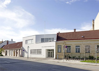 Strassenfront mit Kindergarten