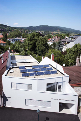 Flygfotorgafi av förskolan med fotovoltaisk anläggning på taket